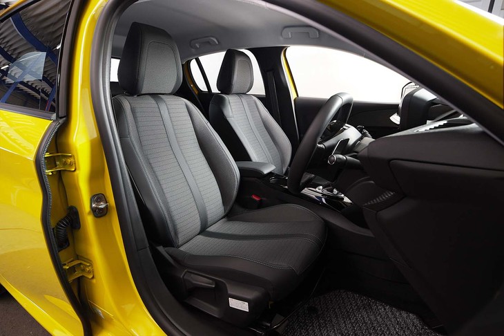 シートの形状はグレードにより異なるが、長距離ドライブにおける疲れにくさは全車共通のアピールポイントとなっている。