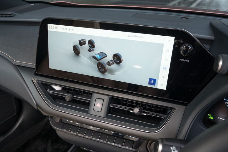 12.3インチのセンタースクリーンは2022年の改良時に搭載。ただし、「いらすとや」のようだったエネルギーフローはリアルな描写に変更されている。タイヤにつやがある。