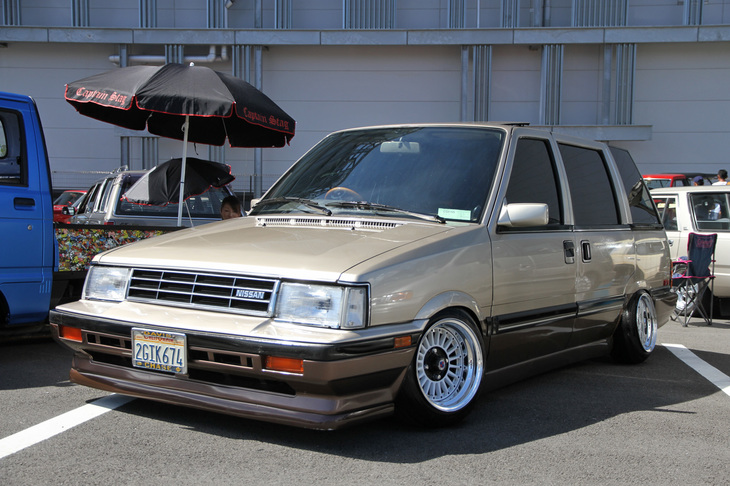 「日産プレーリー」。1982年に登場した、ミニバンの先駆けである初代プレーリーの後期型。スクエアなフォルムが今見ると新鮮。