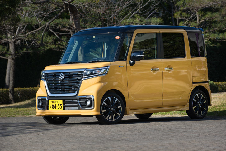 “圧倒的な迫力と存在感”を表現したという「スペーシア カスタム」。押し出しの強い大型のグリルがフロントマスクを飾る。