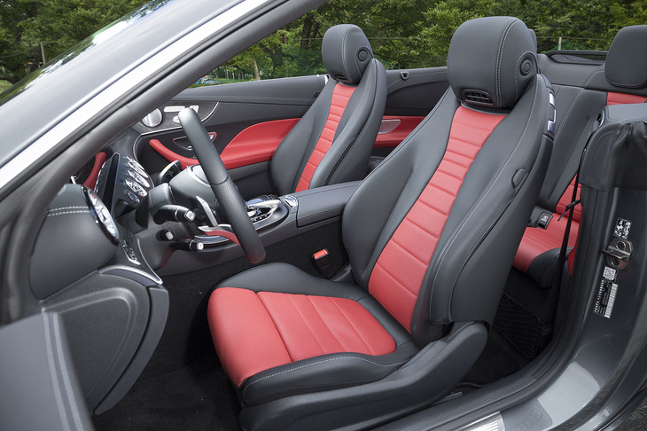 テスト車には、センターに鮮やかなレッドが配された、ナッパレザーのスポーツシートが装着されていた。
