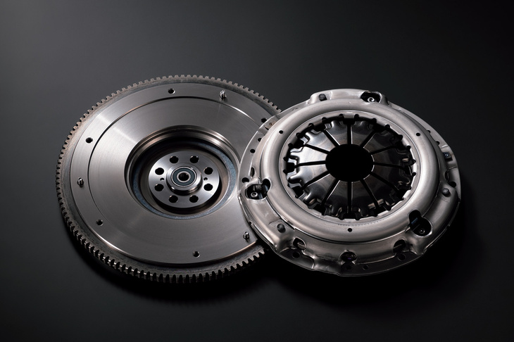 同じく「BRZ STI SportタイプRA」のエンジンに使用されるフライホイールとクラッチカバー。