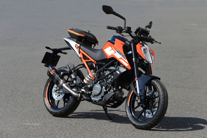 「125デューク」（写真）と「250デューク」「390デューク」は、いわば「排気量違いの兄弟車」。エンジン以外の大部分は、共通のパーツで構成されている。