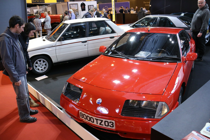 レトロモビル2017で特別展として開催された「ルノー ターボの時代」展。手前は「アルピーヌV6ターボ」（1989年）。2.5リッターV6エンジンは最高出力200ps/5750rpmを発生し、最高速度250km/hを誇った。