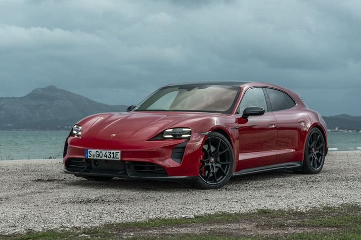 「クロスツーリスモ」の車高を元に戻して樹脂装飾を取り払ったワゴンバリエーションの「スポーツツーリスモ」もラインナップされている。