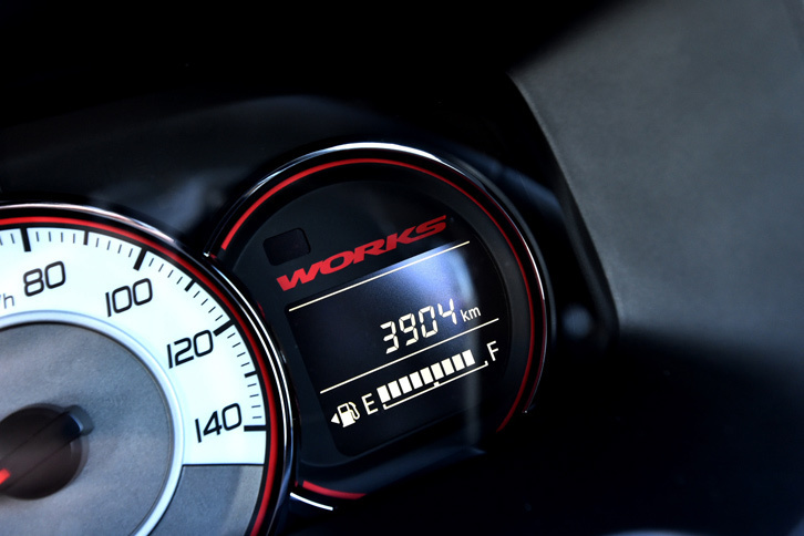 メーター内のインフォメーションディスプレイを飾る、「WORKS」の赤いロゴ。