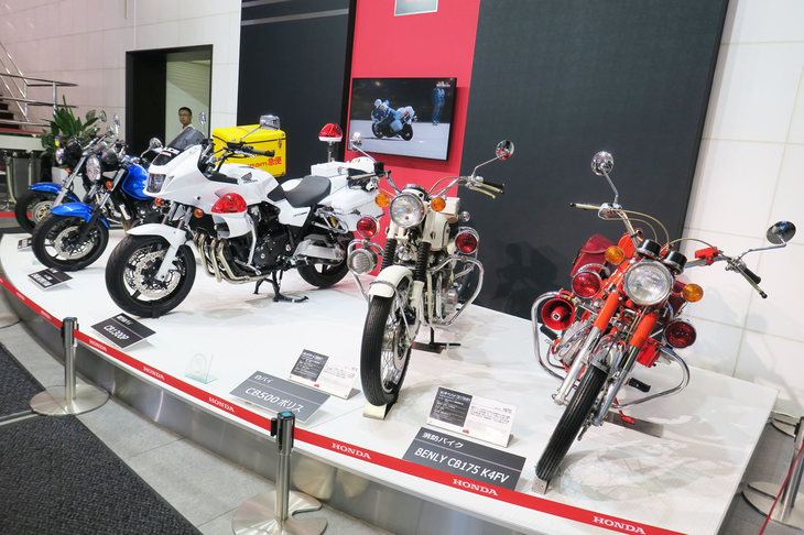 こちらは消防バイクや“白バイ”などの展示スペース。