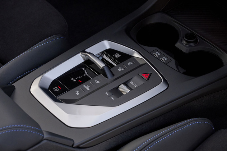 背丈を抑えたシフトセレクターによってセンターコンソールはフラットにレイアウトされる。ハザードボタンがわざわざ三角形に繰り抜かれているところなど、先に出た新型「X1」「X2」などとは細部のデザインが少し異なる。