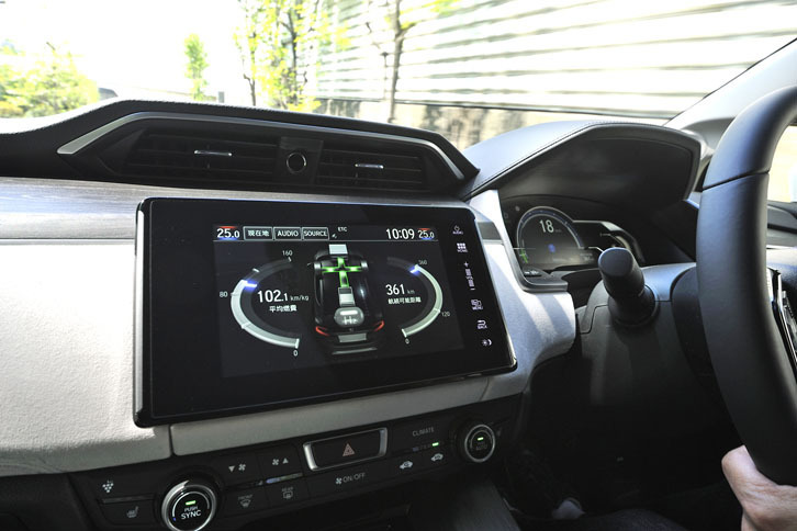 センターディスプレイにはナビゲーションやオーディオ、エネルギーモニターなどのほか、水素ステーション関連の情報も表示される。