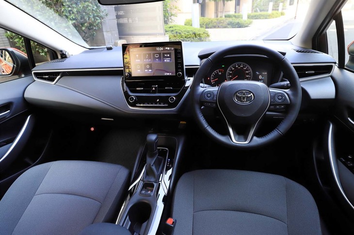 薄く広くレイアウトしたダッシュボードで開放感を演出したというインテリア。Aピラーを細くすることで斜め前方視界を高めている。