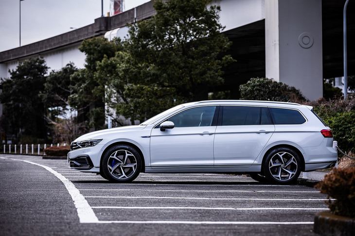 バッテリー容量を13.0kWhにアップ。「EVモード」における走行可能距離は、51.7kmから57km（WLTPモード）に向上している。