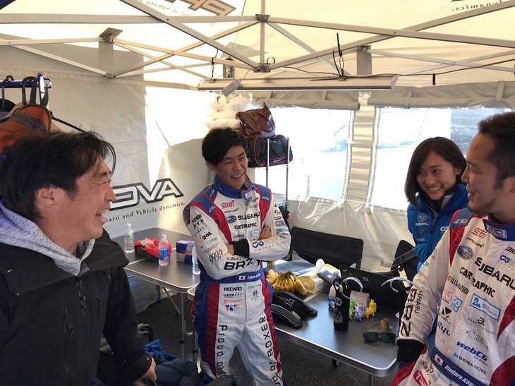 先輩方にアドバイスをいただいていたら、なんとラリードライバーの新井敏弘さんがテントまで来てくださいました！ スバルのドライバーが集まるとその場がとっても明るく楽しい雰囲気になり、周りも自然と笑顔になります。