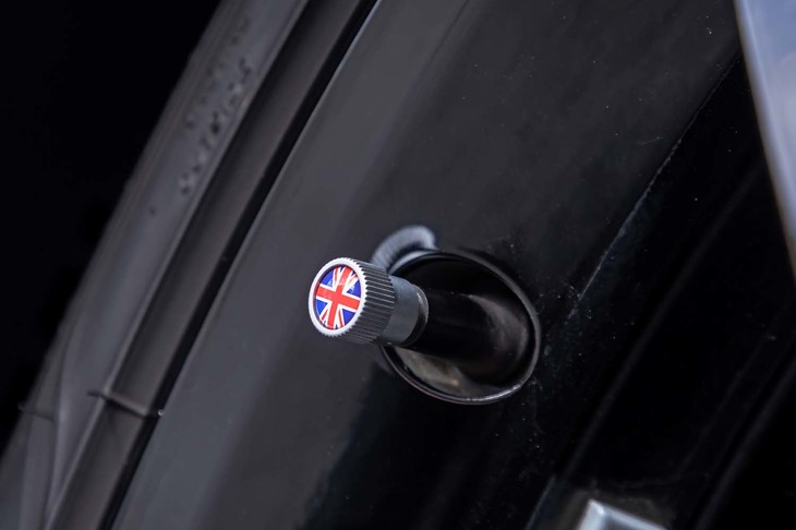 販売車両には「スタイルバルブキャップ」が装着されていた。個体によっては、こうしたアクセサリーが付いているものもある。