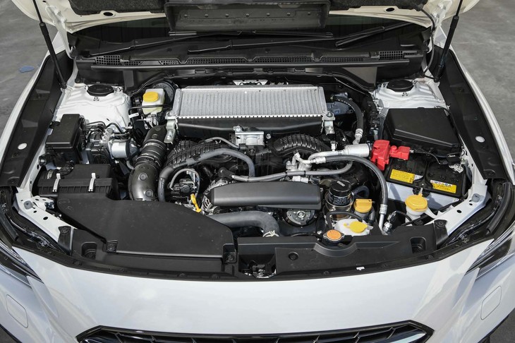 新グレード「STI Sport R」の目玉となる2.4リッター水平対向4気筒ターボエンジン。最高出力275PS、最大トルク375N・mを発生する。