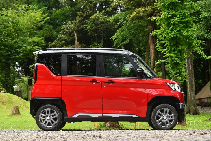 基本的には従来の「eKクロス スペース」の大規模なマイナーチェンジモデルであり、型式も引き継いでいる。「今回のデザイン変更では……」と口を滑らせる三菱のスタッフもいたほど。