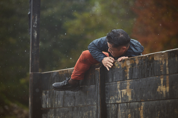 木製の壁をよじ登る選手。ある程度の年齢の人々にとっては、どう見ても『痛快なりゆき番組 風雲! たけし城』の1シーンだろう。