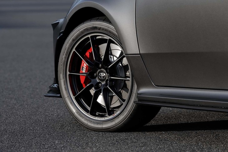 「GRMNヤリス“サーキットパッケージ”」の18インチ鍛造アルミホイール。高性能スポーツタイヤ「ヨコハマ・アドバンA052」が組み合わされている。