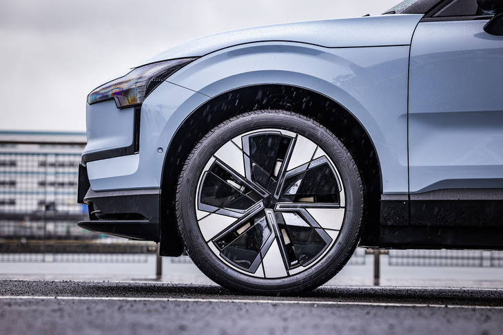 20インチアルミホイール“5スポークエアロ”は9万円のオプションアイテム。今回の試乗車は、245/40R20 サイズの「グッドイヤー・エフィシエントグリップ パフォーマンスSUV」タイヤを組み合わせていた。