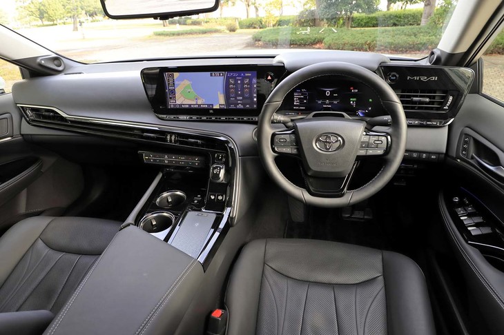 ダッシュボードのつくりは標準モデルと変わらない。「レクサスLS」などと同じ「GA-L」プラットフォームをベースにしているため、キャビンは広々としている。