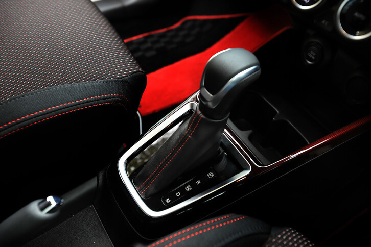 「スイフトスポーツ」で2ペダル仕様が選べるようになったのは2代目になってから。トランスミッションは2代目が4段AT、3代目がCVTで、現行型では6段ATとなった。