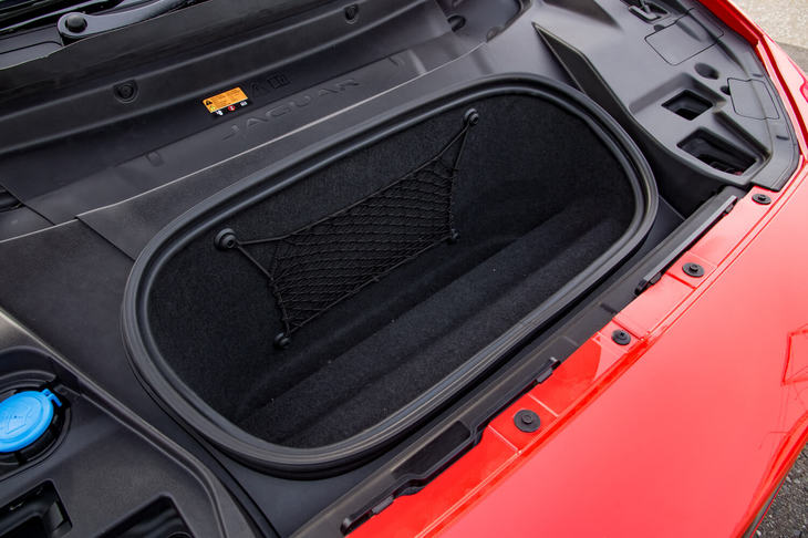 ボンネットの下には27リッターの収納スペースが設けられている。