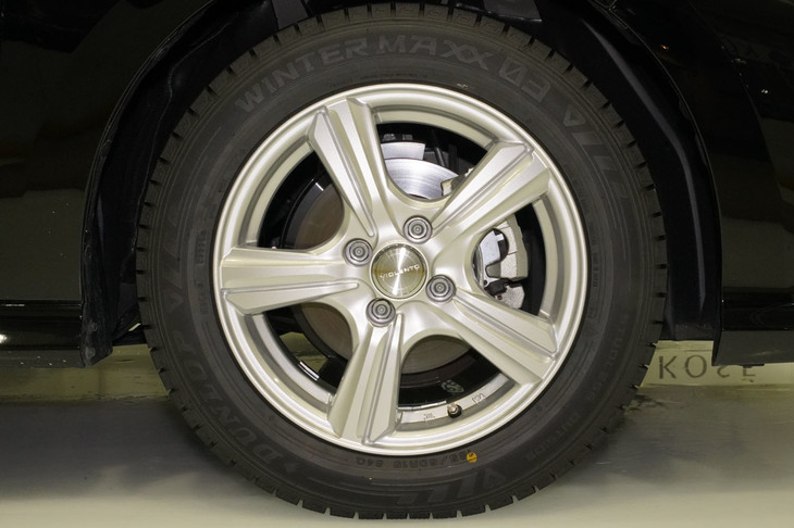 「ウインターマックス03」は従来品から氷上ブレーキ性能で22％、氷上コーナリング性能で11％の向上を果たしている。