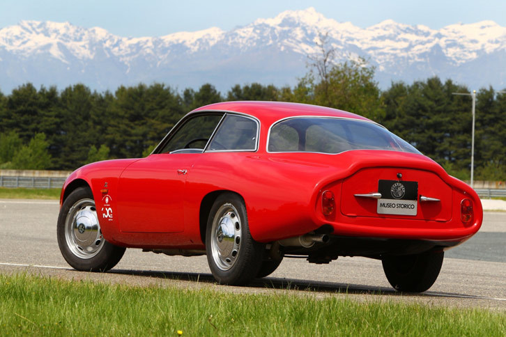 2015年のブレーメン・クラシック・モーターショーの会場より、“SZ2”こと「アルファ・ロメオ・ジュリエッタSZ」の後期モデル。丸いテールエンドが特徴だった前期モデルに対し、リアのオーバーハングを延ばしつつ、後端を切り落としたようなデザインとなっている。