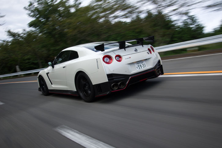 空力デザインはSUPER GTのレース車両を手がけた空力エンジニアが担当。300km/hでの走行時には、標準車を100kg上回るダウンフォースが発生するという。