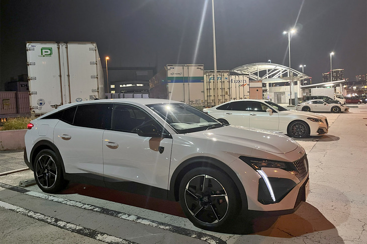 「408 GTハイブリッド」のボディーサイズは全長×全幅×全高＝4700×1850×1500mmで、ホイールベースは2790mm。ちょいワル特急ことわが愛車「プジョー508 GT BlueHDi」のほうが50mm長く、10mm幅広く、80mm車高が低い。