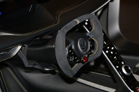レーシングカーのそれを思わせる、小径の異形ステアリングホイール。