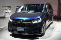 ホンダアクセスが手がけた純正アクセサリー装着車。メッシュタイプのグリルがスポーティーさを加味している。