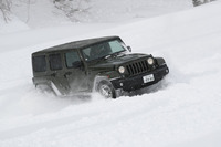 本格オフローダーとして長い歴史を持つ「ラングラー」シリーズは、ジープブランドの中でも随一の悪路走破性を誇る。