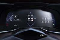 液晶メーターのグラフィックは1920年代に生まれたアール・デコ様式をイメージしたとされている。表示パターンはさまざまに変更できるが、ひし形を基調とするのは変わらない。