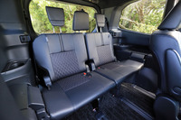 左右分割式の3列目シート。広さは十分にあるものの、特に中央席での長時間の乗車は、シートの構造からしてあまり現実的ではない。