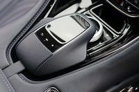 インフォテインメントシステムのコントローラーには、メルセデス・ベンツと同じものが用いられている。