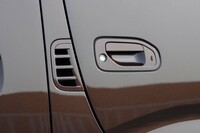 エンジンの吸気口は運転席用ドアのすぐ後ろにある。「ハイエース」よりも水害に強いというメリットはありそうだが、キャビンに近いため吸気音が耳につく。