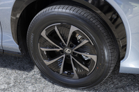 タイヤはたっぷりとしたエアボリュームが目にも体にも優しい18インチ。オプションで20インチも選べるが、その場合は一充電走行距離（WLTCモード）が733kmから648kmへと大幅ダウンしてしまう。