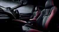 従来モデルとはボルドー／ブラックの配色が変わった本革シート。