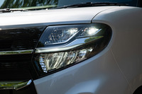 「カスタム」に標準装備されるアダプティブドライビングビーム機能付きヘッドランプ。複数のLED光源を個別に点消灯して照射範囲をコントロール。前走車や対向車を眩惑（げんわく）させることなく、広い照射範囲を実現している。