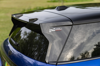 リアエンドには「JOHN COOPER WORKS」ロゴ入りの大型スポイラーを装備。サイドまでを大きくカバーしているのが特徴だ。