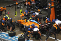 ベルギーGP同様、ロシアGPでも雨の予選で輝いたノリス（写真）だったが、レース終盤に降った雨への対応は遅きに失した。コース一部でぬれ始めた路面に、ハミルトンやフェルスタッペンらはインターミディエイトタイヤへ履き替えることを決断。しかしノリスはドライタイヤのまま走行を続けてしまい、激しさを増した雨脚に足をすくわれ初優勝を逃してしまった。7位に終わったノリスに、優勝した同郷の大先輩、ハミルトンも「ランド（ノリス）はすばらしい仕事をしたよ」とねぎらいの言葉をかけていた。なおイタリアGPの覇者でありチームメイトのダニエル・リカルドは、予選5位から4位入賞。チームのコンストラクターズランキング3位堅持に貢献した。（Photo=McLaren）