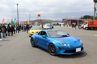 「RENAULT・ALPINE DAY IN MFF」の駐車エリアへと誘導される「アルピーヌA110」。
