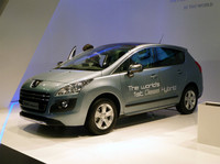 プジョーは最新のディーゼルハイブリッドを出展