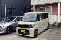 「日産ルークスX」の車両本体価格は、今回試乗したFF車が173万9100円、4WD車が188万9800円。試乗車は3万8500円の有償外板色「フローズンバニラパール（M）／グレージュ」のツートンカラーをまとっていた。