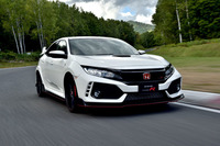 日本仕様の動力性能は未発表。参考までに、欧州向けは0-100km/h加速が5.7秒、最高速は272km/hと発表されている。