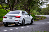「A180セダン」の走行シーン。車重はディーゼル車よりもガソリン車のほうが100kg以上軽く、乗り心地や身のこなしは後者のほうが軽快だ。5.0mという最小回転半径はAクラス全車に共通する特徴である。
