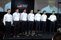写真一番右はGAZOO Racing Companyプレジデントの友山茂樹氏。その左から、土屋選手、松井選手、蒲生選手、中井選手、関谷氏、緒方氏の順。