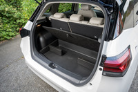 荷室容量は340リッター。トノカバーとラゲッジアンダーボックスはいずれも販売店オプションとなっている。