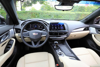 内装色の設定はグレードによって異なり、「プラチナム」にはブラックのモノトーンと、ベージュとブラックのツートン（写真）が用意される。