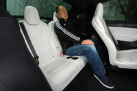 3列目には2席が用意される。写真は身長178cmの筆者が、2列目に快適に座れる状態に合わせた上で、3列目に乗車したところ。